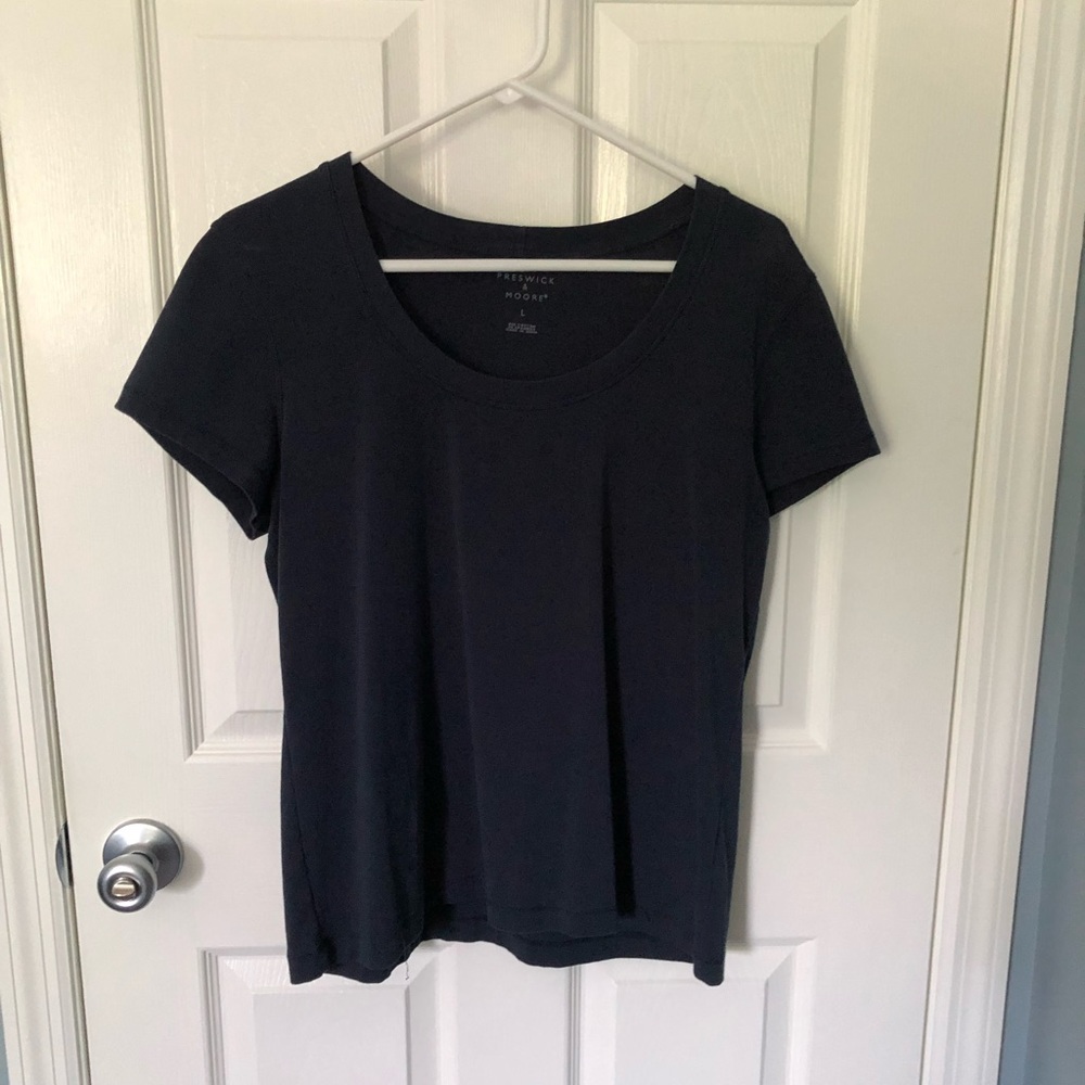 Scoop neck T-shirt.